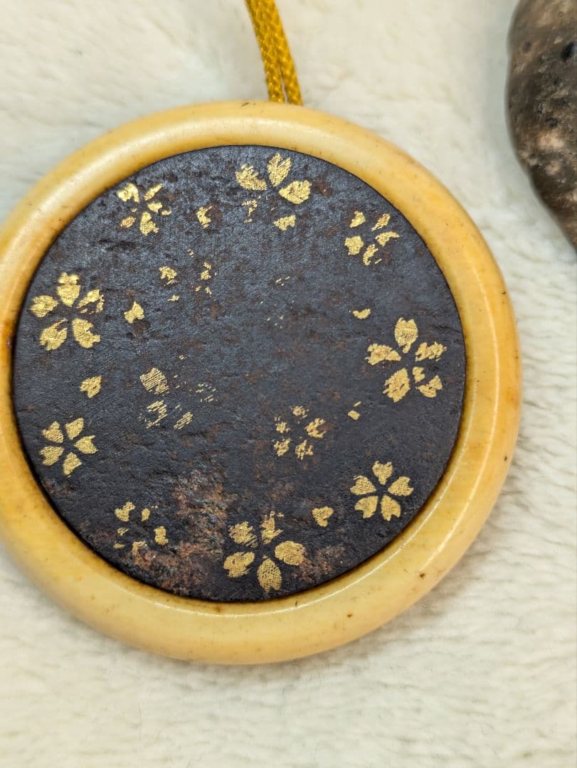 骨董　提げ物　根付　饅頭根付　根付け　金象嵌　桜吹雪　古玩　印籠