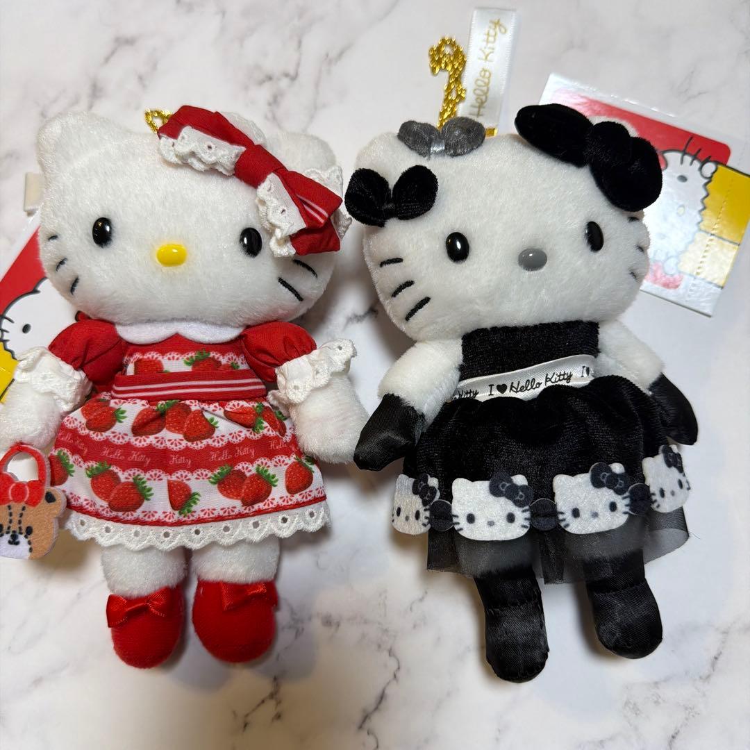 ハローキティ展　マスコットキーホルダー　モノトーンドレス　いちごドレス