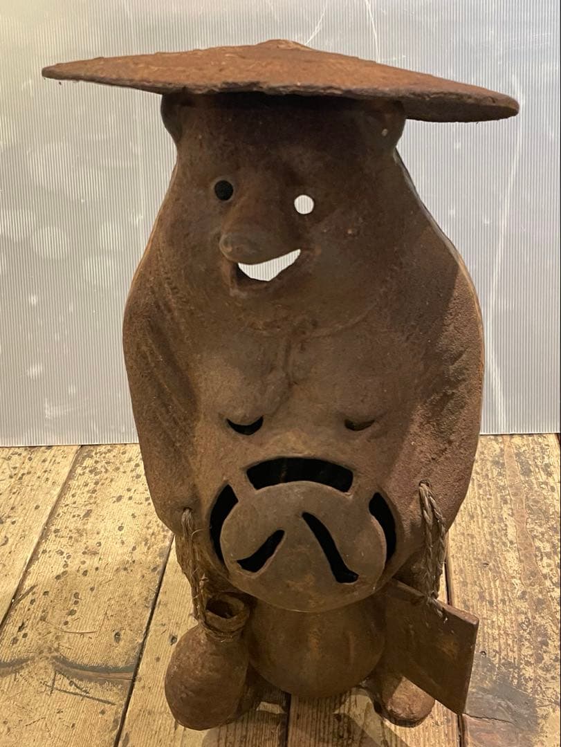 鉄製　たぬき　狸　置物　傘被り　飾り　工芸品　年代物　ディスプレイ　オブジェ