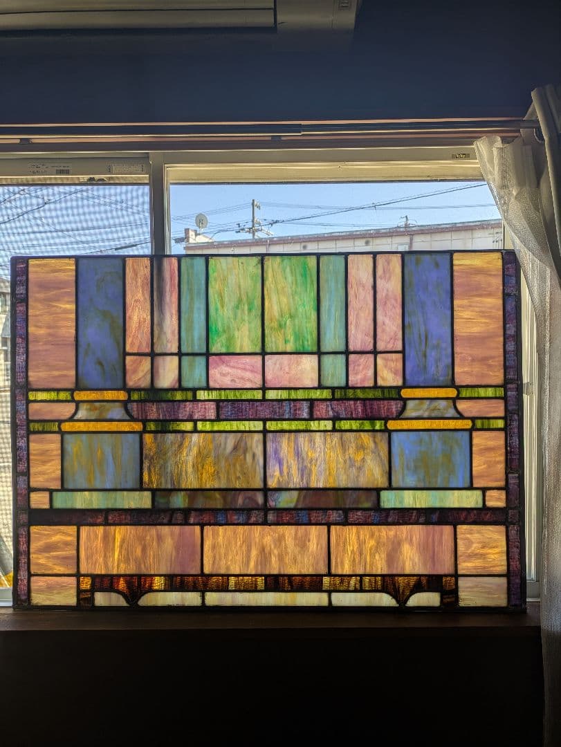 迫力108cm×76cm　静謐な彩りを宿す　ステンドグラス　ディスプレイ