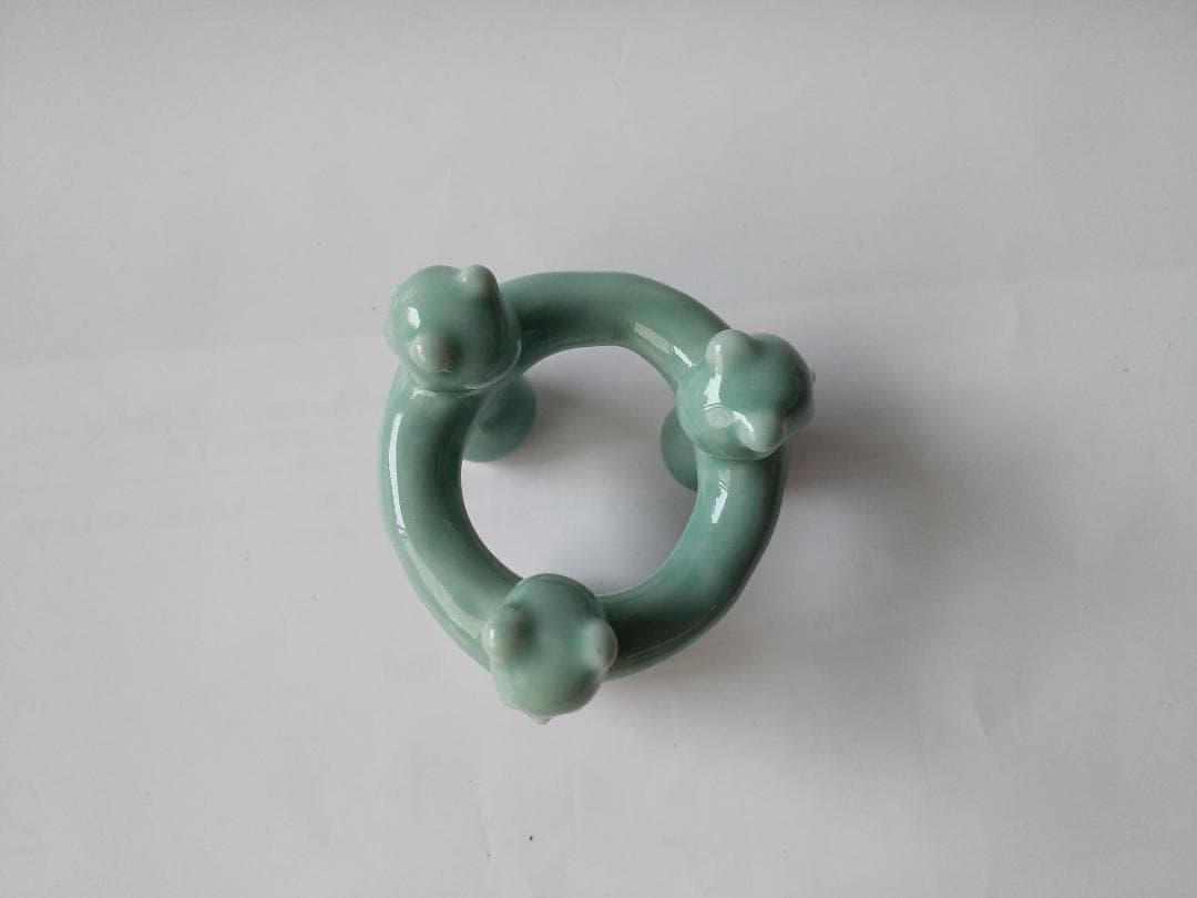 青磁 三閑人 三ツ人形 蓋置 陶芳 作 共箱 美品 です。