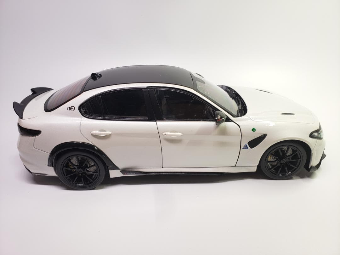 ソリド SOLIDO 1/18 アルファロメオ ジュリア GTA ホワイト 白