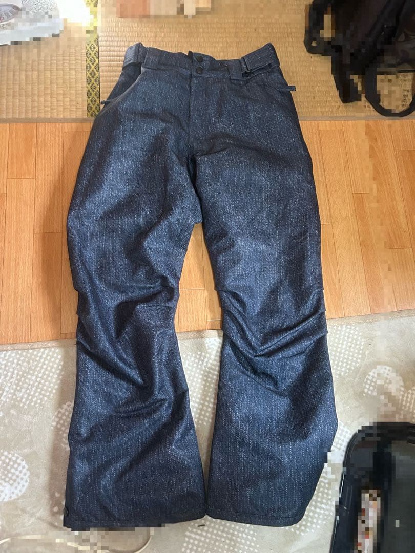 デニムパンツとロゴジャケットセット