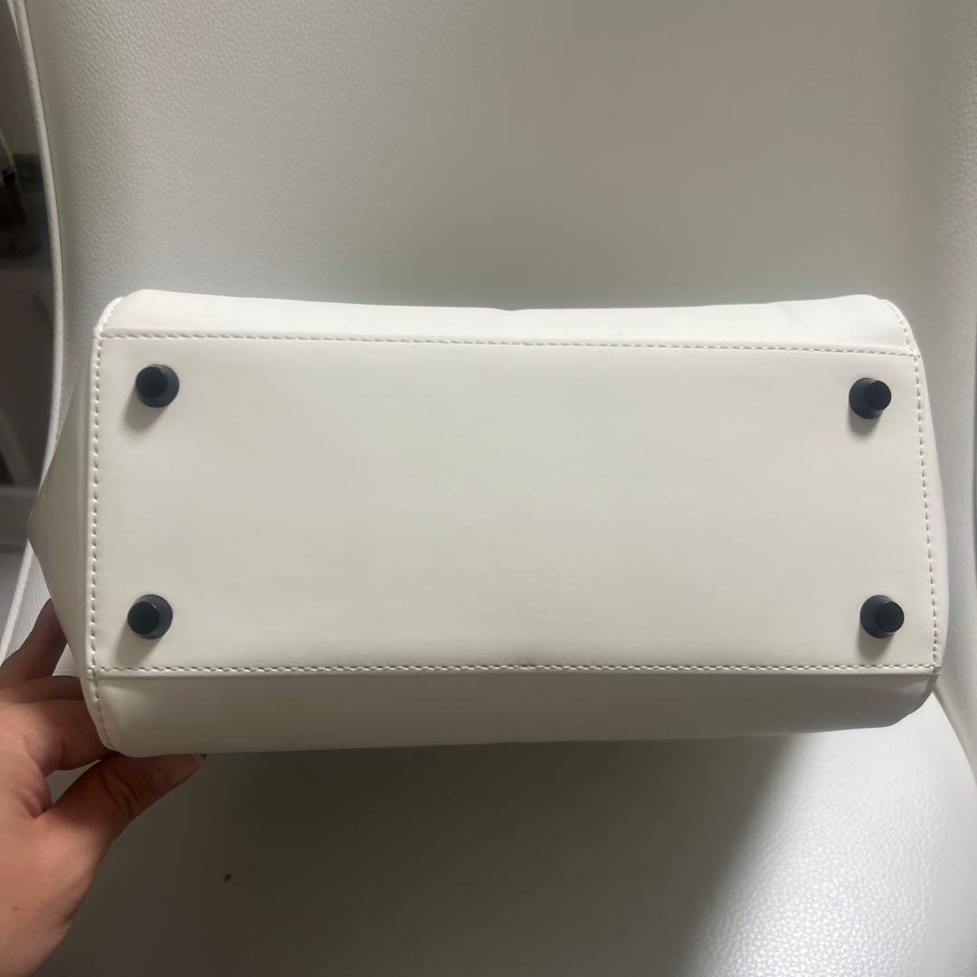 デサント　ホワイト 合成皮革 カートバッグ