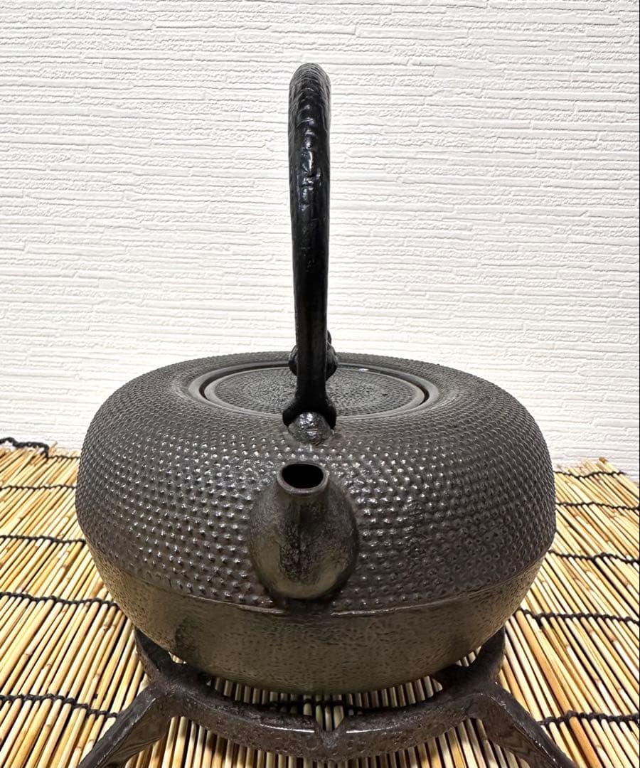 未使用品　南部盛岡東文堂造　１０型姥口アラレ　南部鉄瓶　南部鉄器　鉄瓶