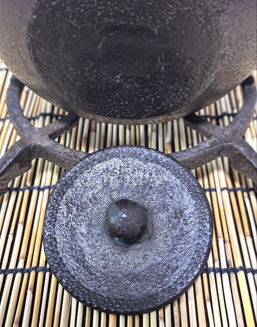 供箱等付属品付　南部藤枝工房　藤枝　昌行作　１２型アラレ　南部鉄瓶　南部鉄器