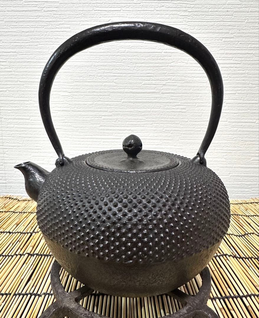 供箱等付属品付　南部藤枝工房　藤枝　昌行作　１２型アラレ　南部鉄瓶　南部鉄器