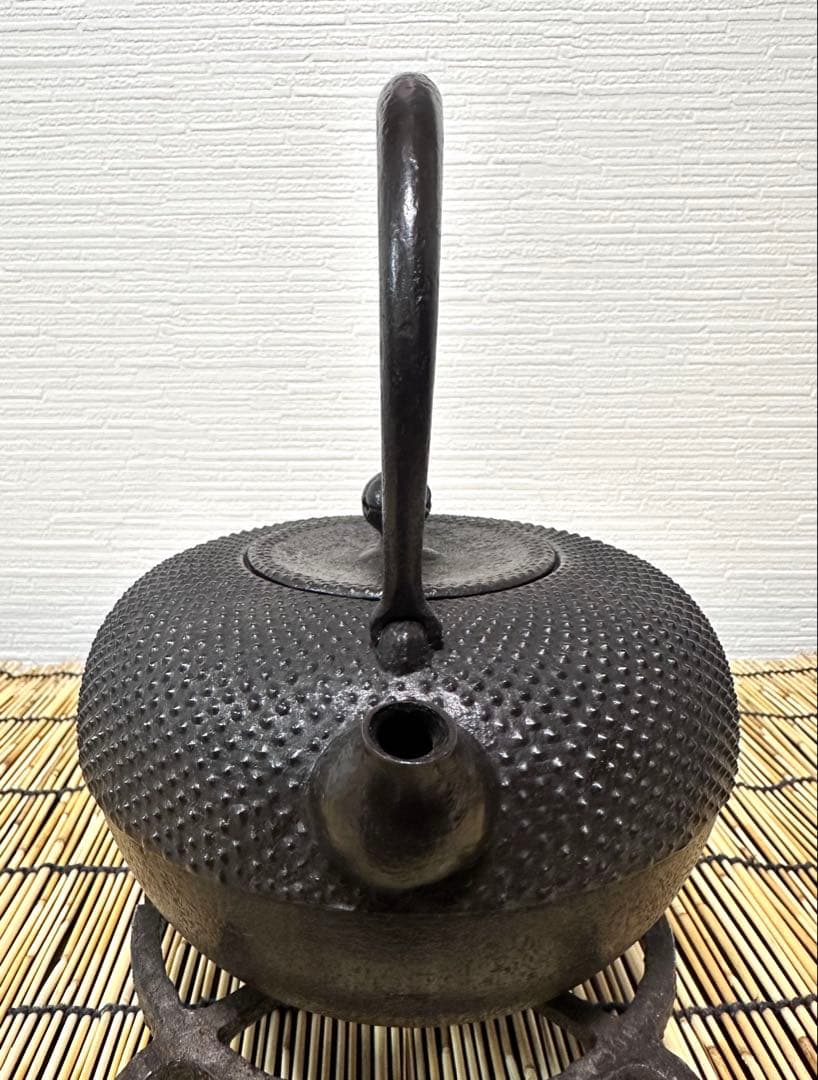 供箱等付属品付　南部藤枝工房　藤枝　昌行作　１２型アラレ　南部鉄瓶　南部鉄器