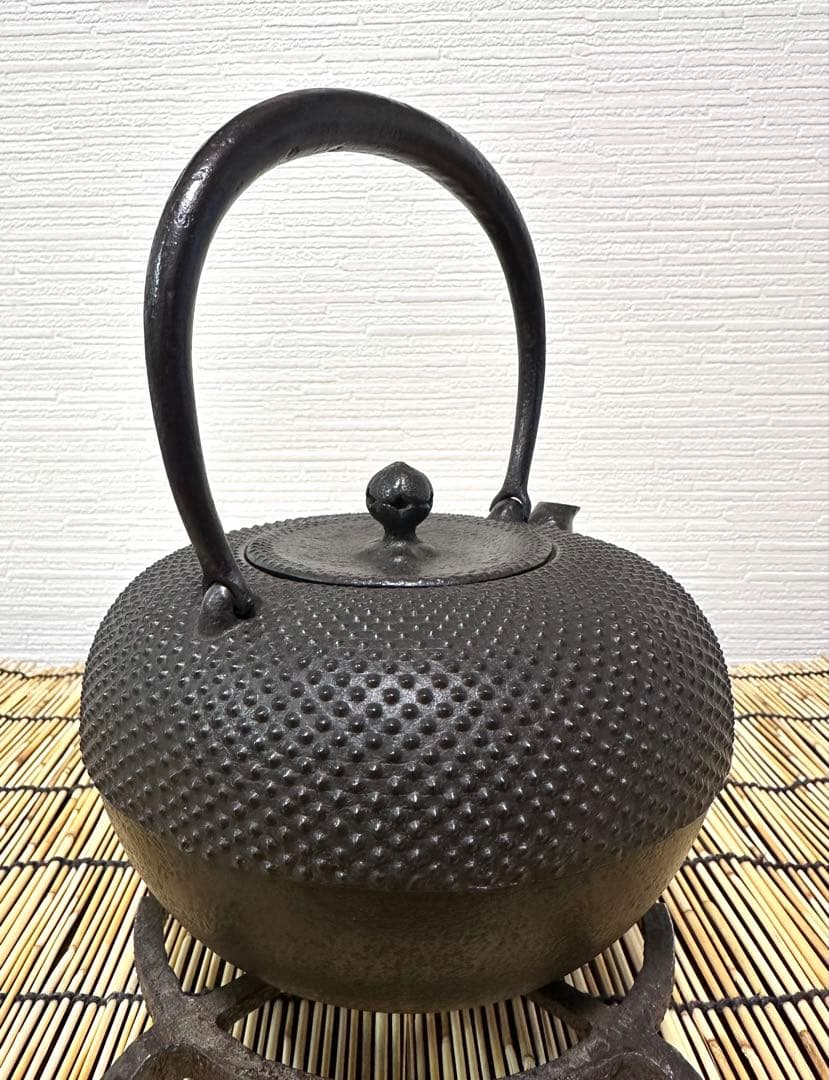 供箱等付属品付　南部藤枝工房　藤枝　昌行作　１２型アラレ　南部鉄瓶　南部鉄器