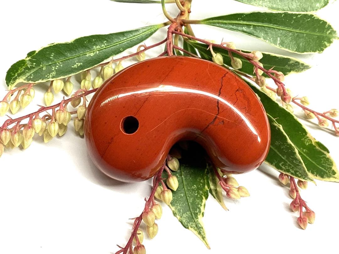 極上日本三大銘石‼️佐渡赤石勾玉　強力パワー黒線入り日本一美麗な赤色彩　安価卸し‼️