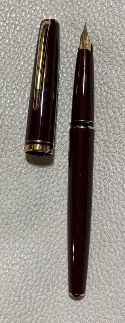 ペン先はF（細字）です。 本体に「F Germany」のシールが残っています。