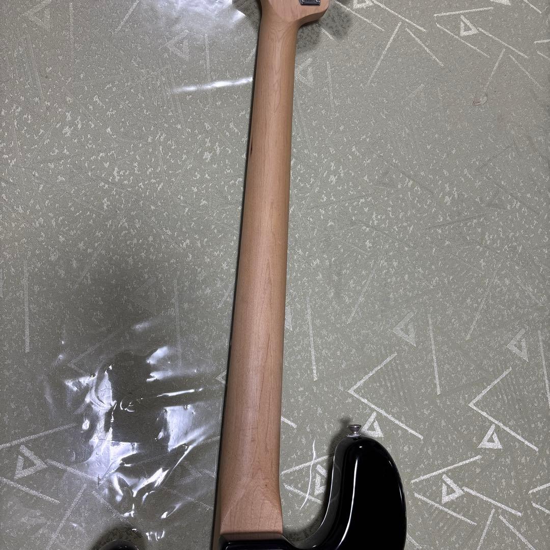 SquierとBUSKER'S プレベ(ネックを外して発送)