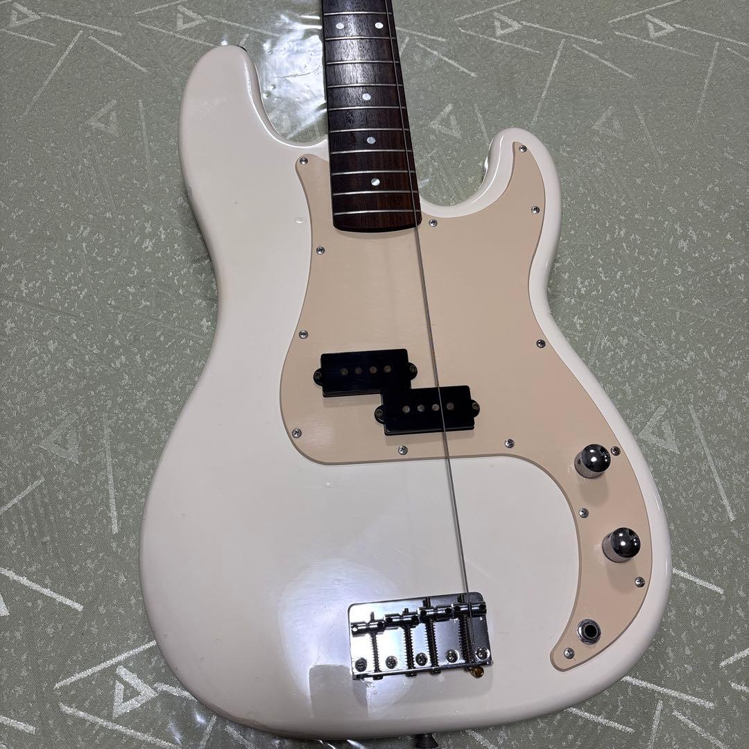 SquierとBUSKER'S プレベ(ネックを外して発送)