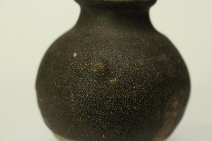 李朝 黒高麗 小壷 高6.2cm(LC521)