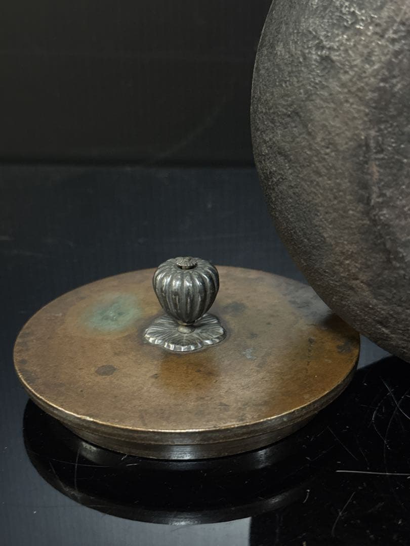 龍寿堂 浄寿 造 金象嵌提手 銀摘 平丸型 鉄瓶 茶道具