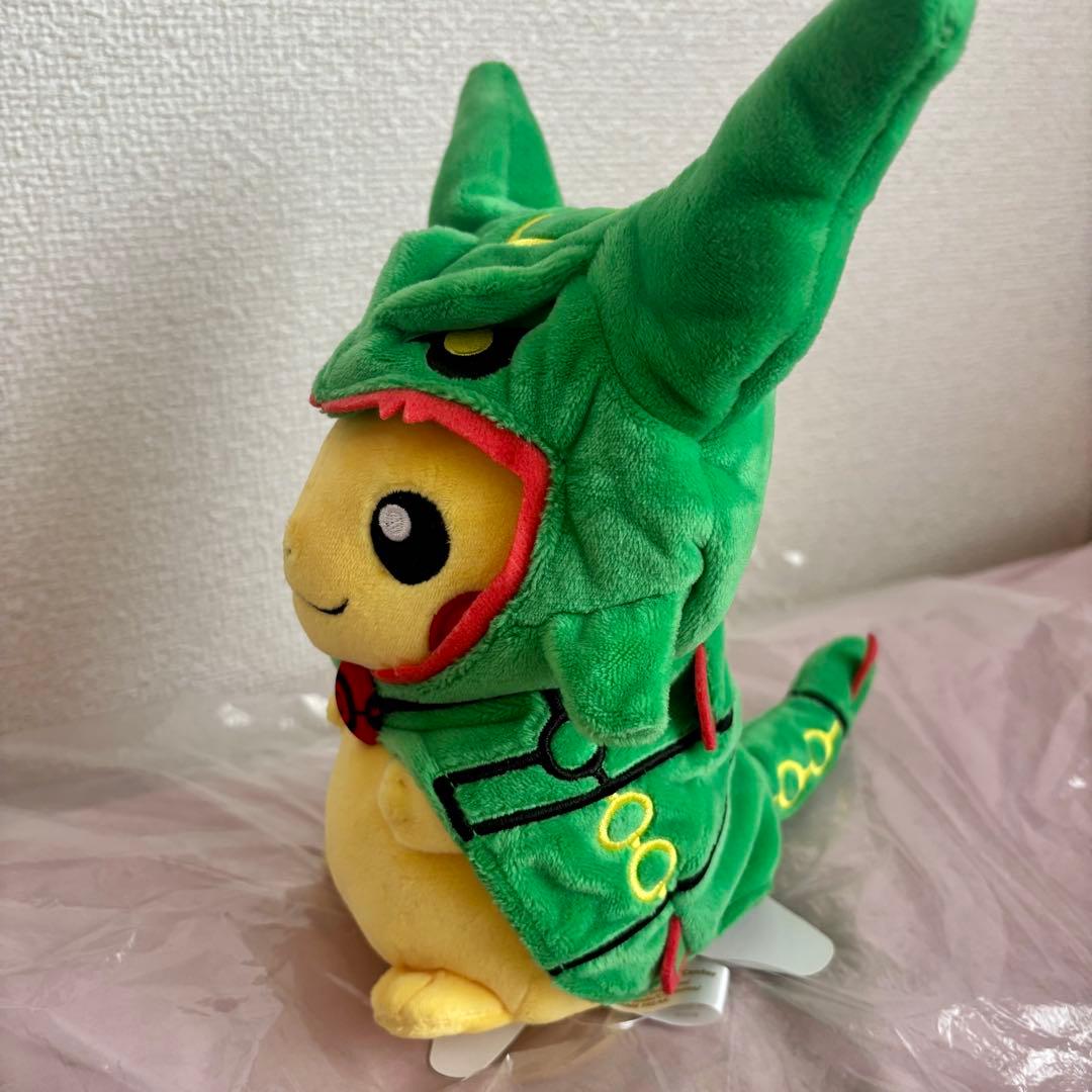 ポケモンセンター ぬいぐるみ レックウザのポンチョを着たピカチュウ