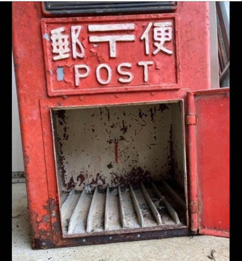 古い赤い郵便ポスト