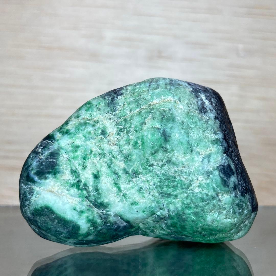 【専用品】糸魚川翡翠　黒×ミントグリーン　原石　105.7ｇ