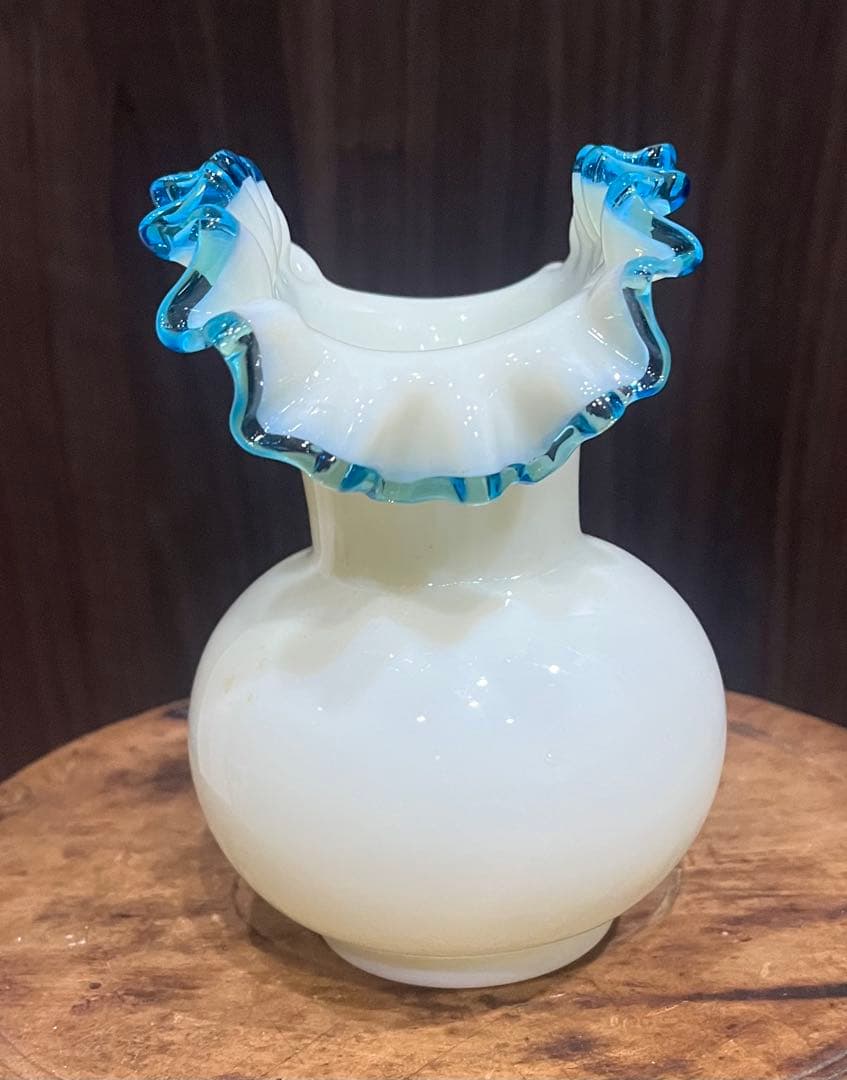 \"希少\" ひらひらミルクガラス　花瓶