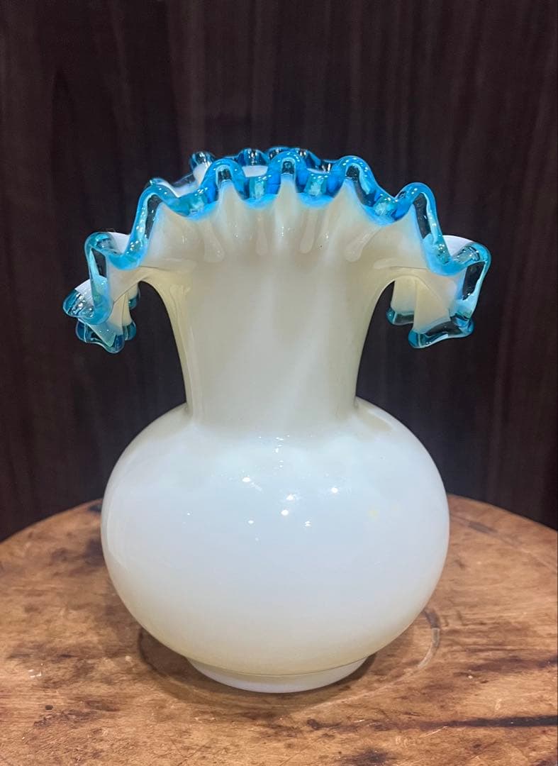 \"希少\" ひらひらミルクガラス　花瓶