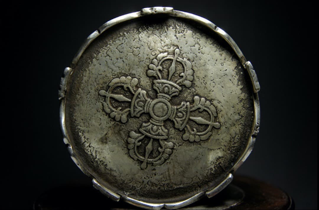 細密技巧！細工銀仕上製香炉 唐草蓋 八寶爐身 平底香爐 古道具