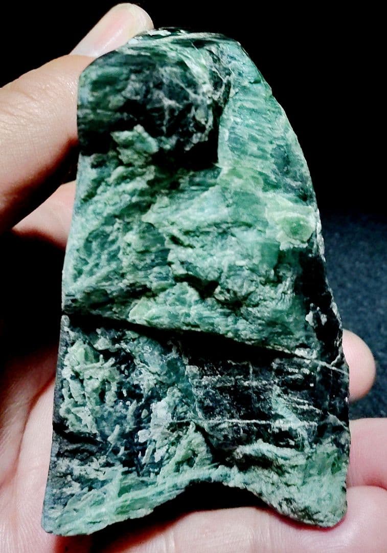 ★翡翠原石★幻の翡翠【秩父ブラックネフライト磨き407ｇ】