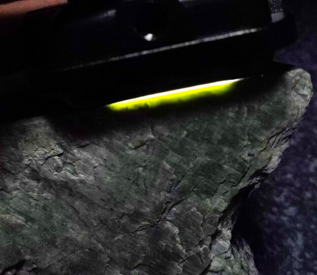 ★翡翠原石★幻の翡翠【秩父ブラックネフライト磨き407ｇ】