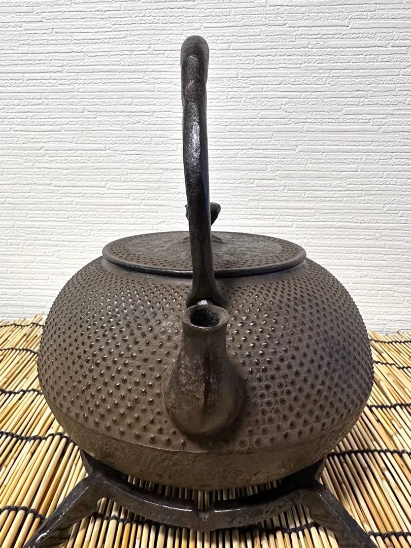 未使用品、タグ付　南部照光堂造　１８型アラレ　南部鉄瓶　南部鉄器　鉄瓶