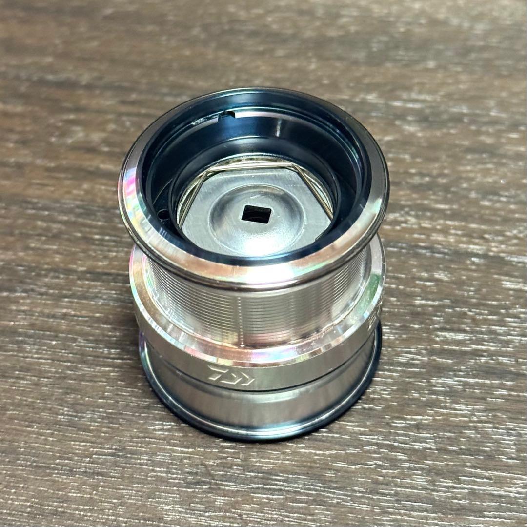 美品 ダイワ 18イグジストLT1000S-P 純正スプール