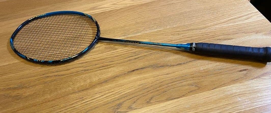 YONEX バドミントンラケット 青黒デザイン軽量
