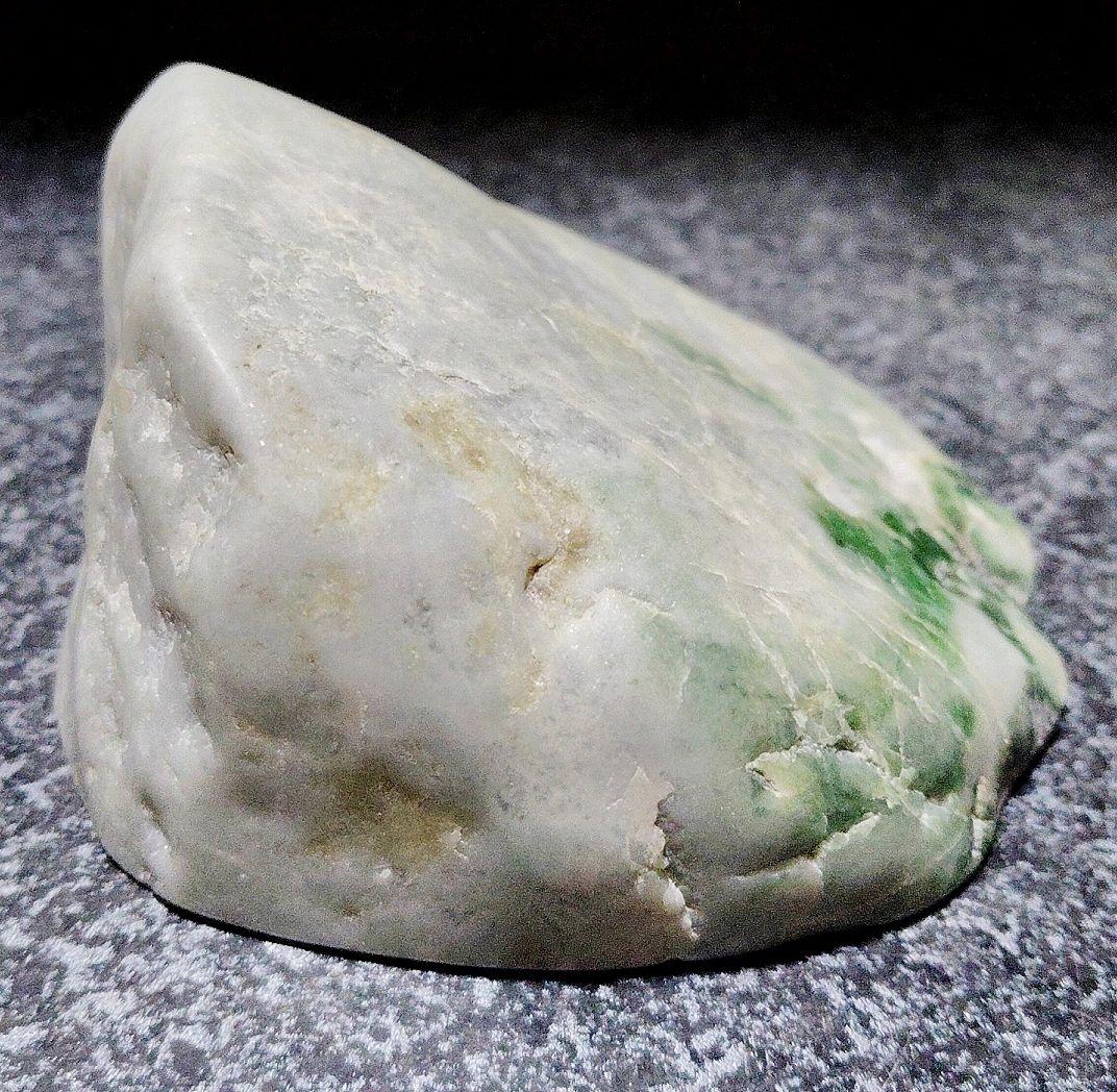 ★翡翠原石★糸魚川硬玉【底カット・ロウカン部有・379ｇ】