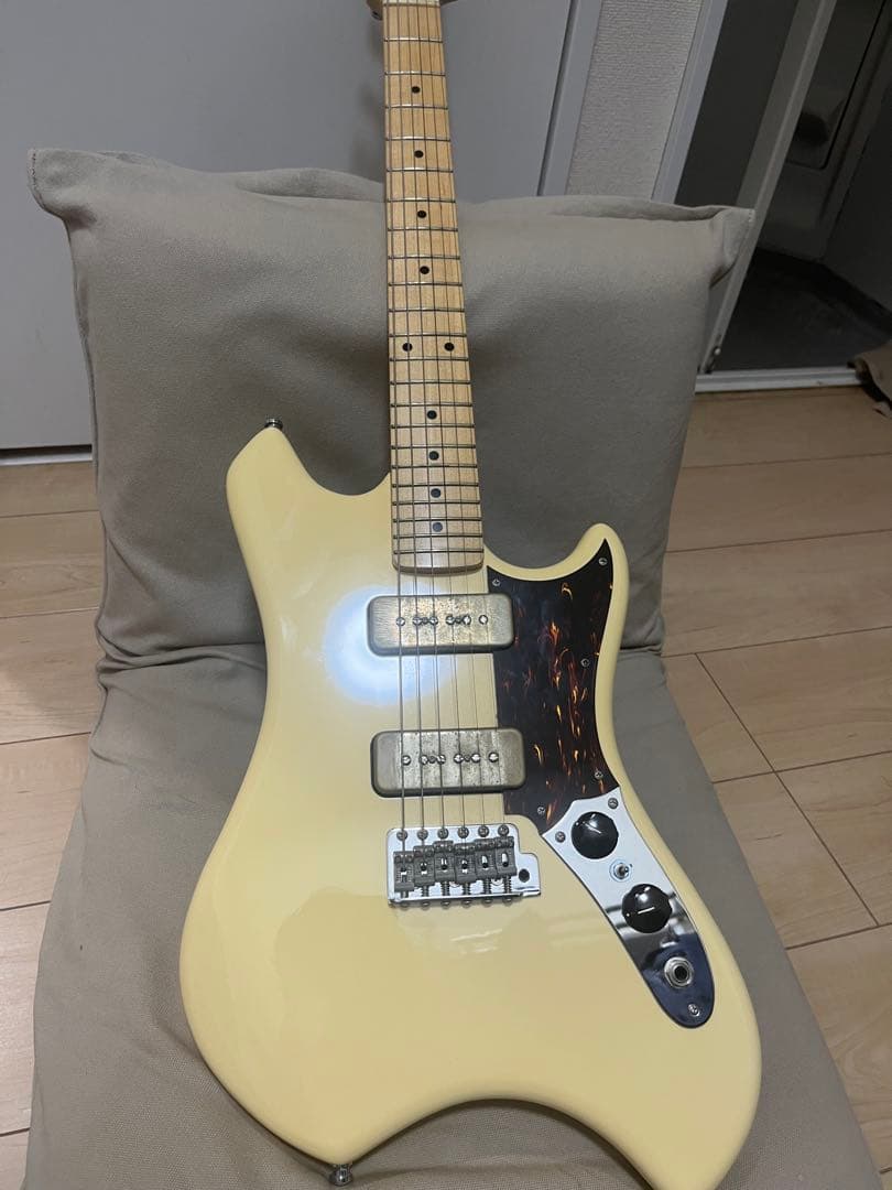 オ*中様 Fender エレキギター アイボリー