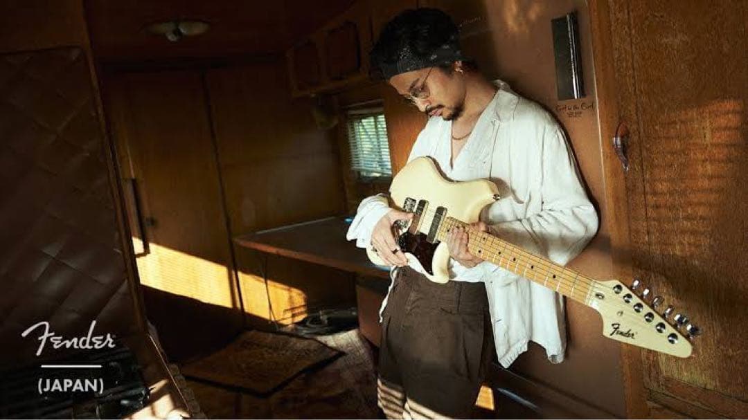 オ*中様 Fender エレキギター アイボリー