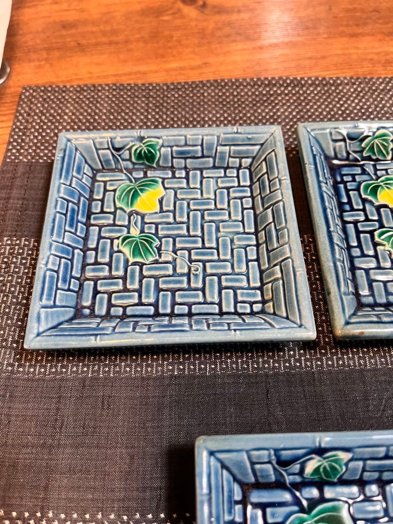 珉平焼 瑠璃釉 小皿 角皿 青 網代文に蔦 豆皿 淡路焼・アンティーク・美術品