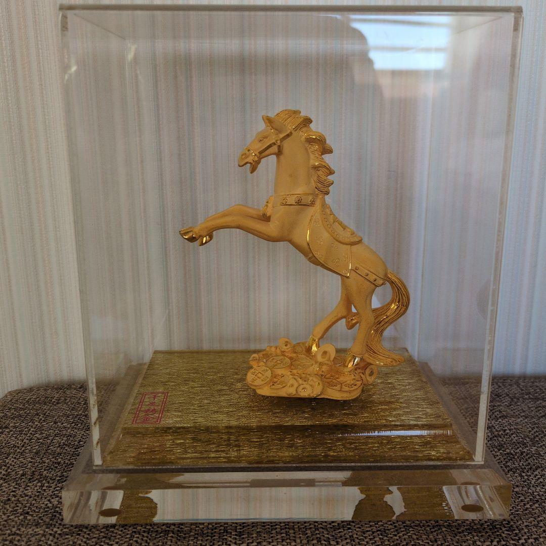 金色の馬の彫刻 アクリルケース入り