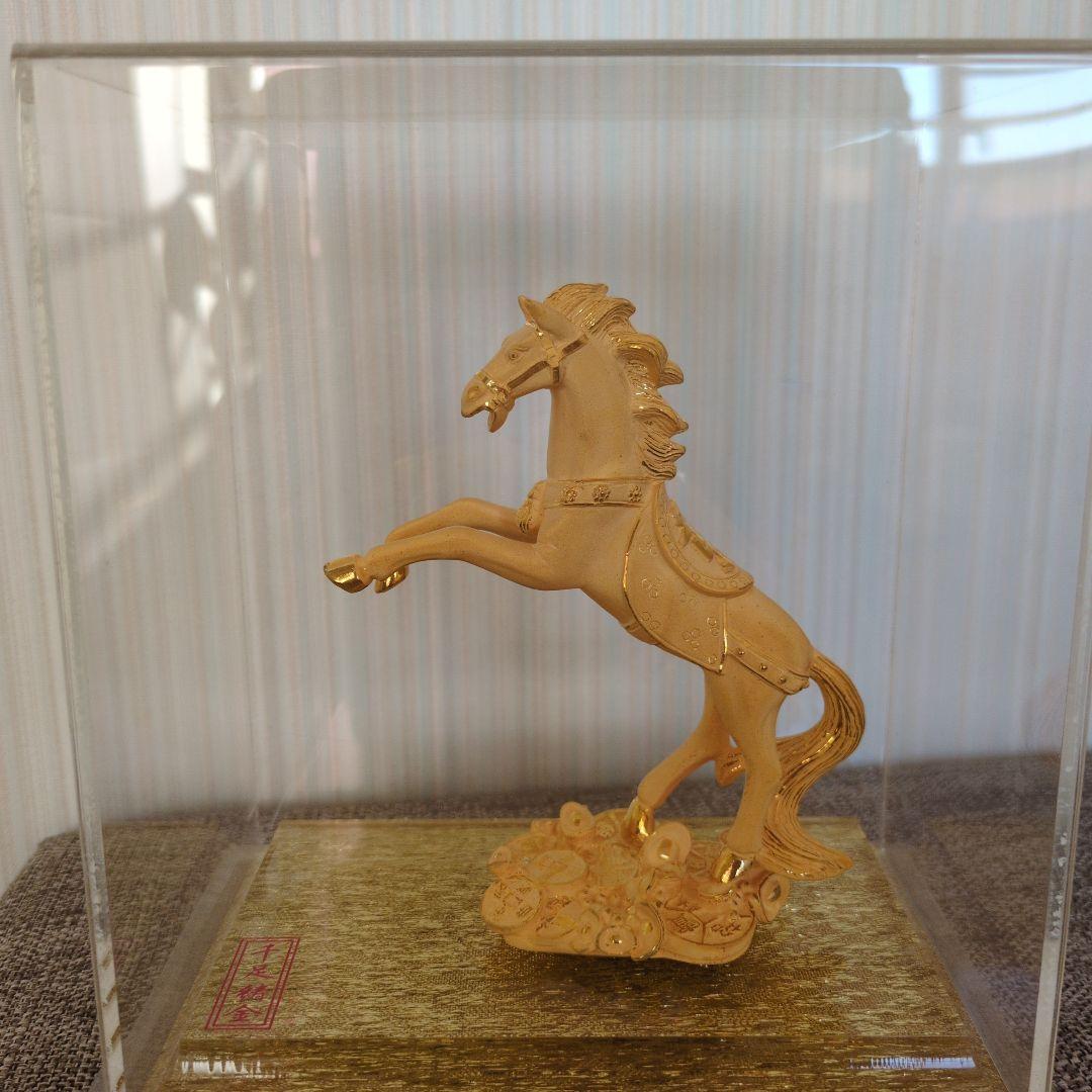 金色の馬の彫刻 アクリルケース入り