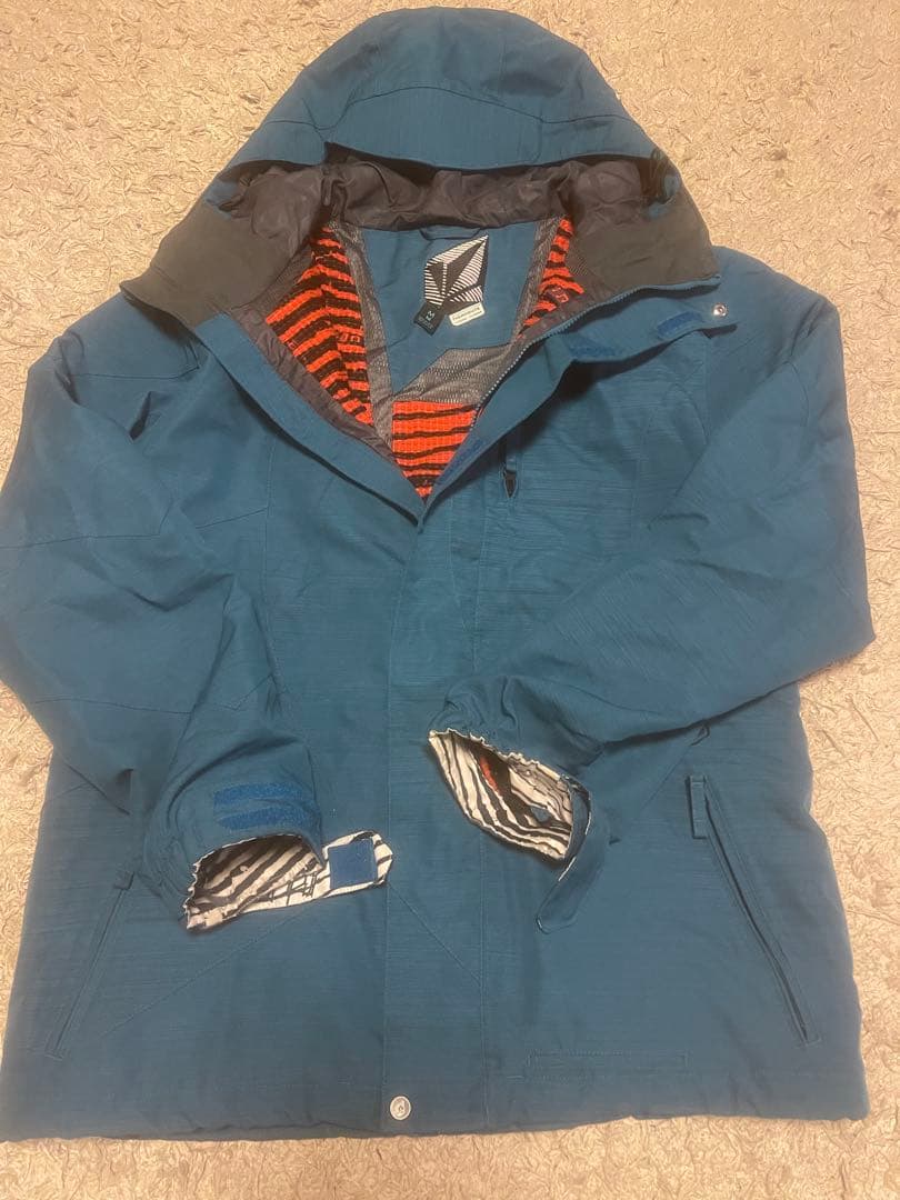 最終特別お値下げ❣️VOLCOMスノーボードウェア Lサイズ 上下セット　暖かい