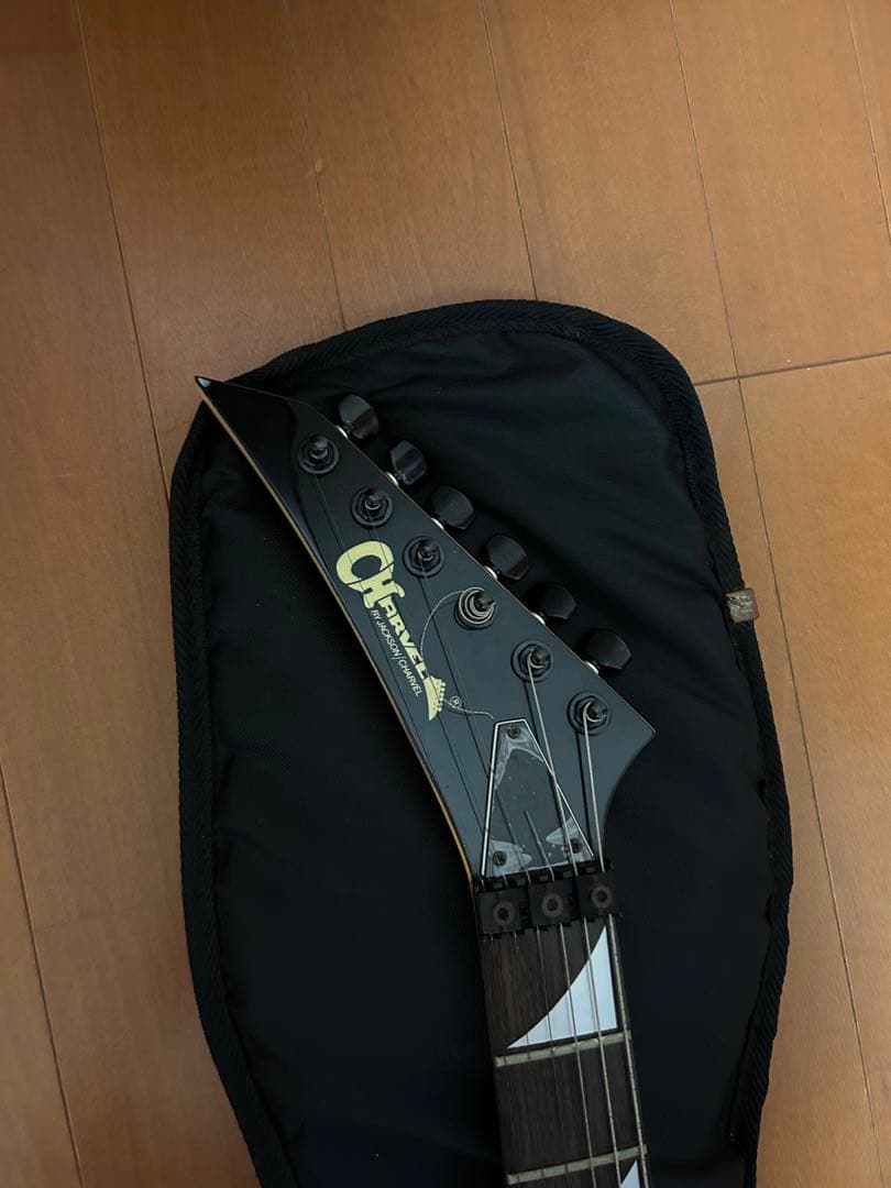 Chravelエレキギター