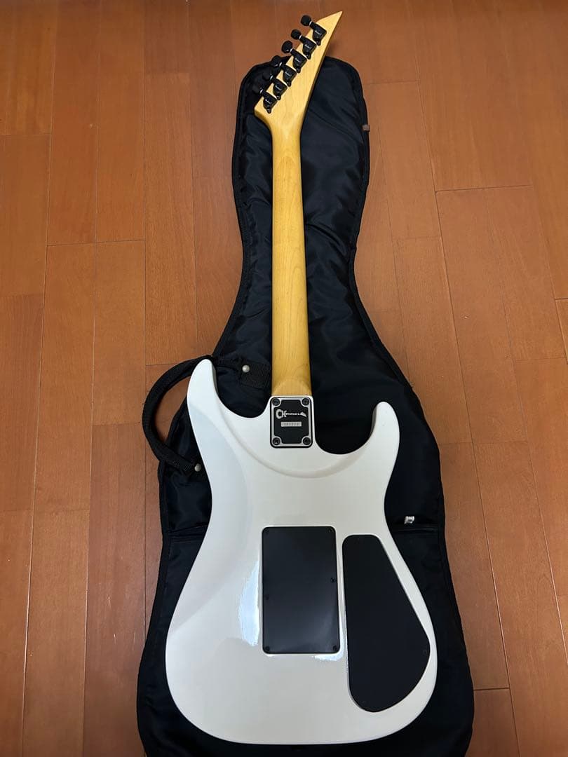 Chravelエレキギター