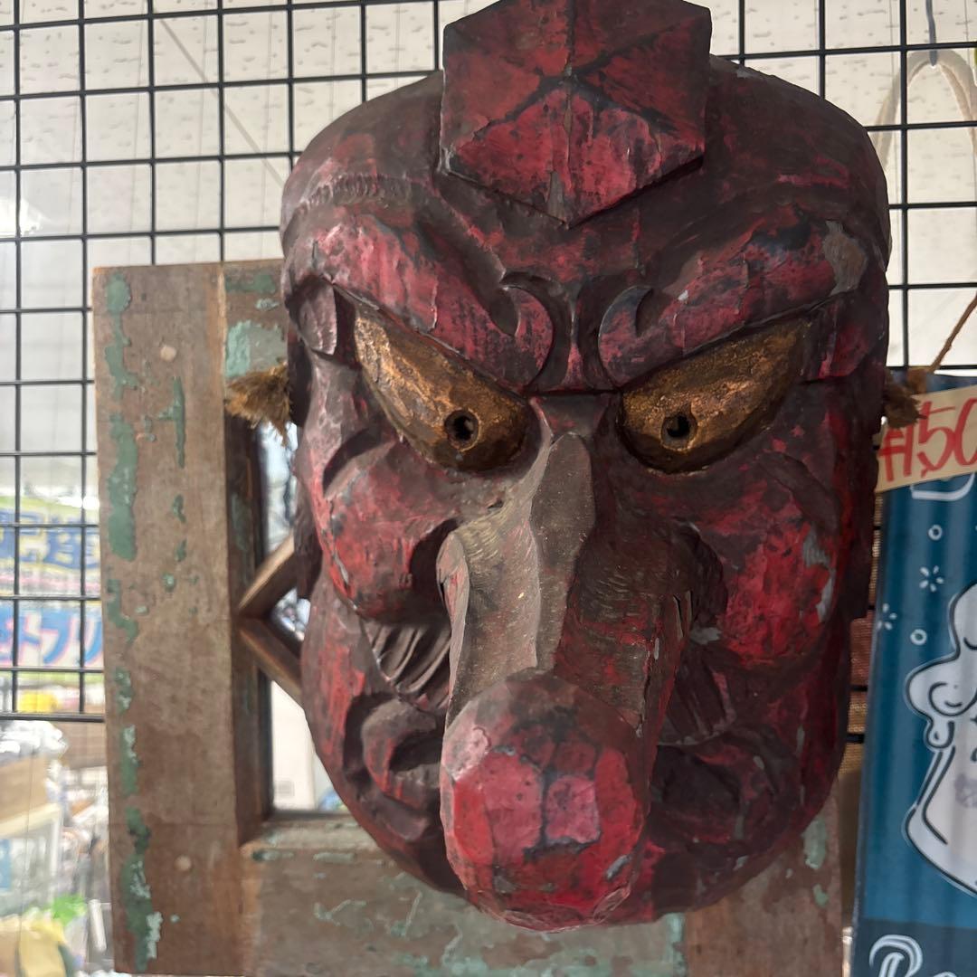 伝統的な彫刻面 赤黒