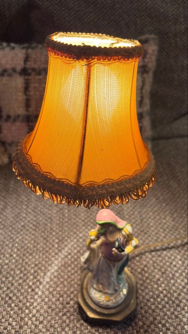 女性像の陶器ランプ　アンティークランプ