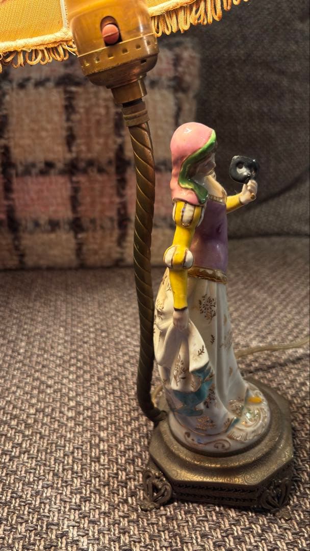 女性像の陶器ランプ　アンティークランプ