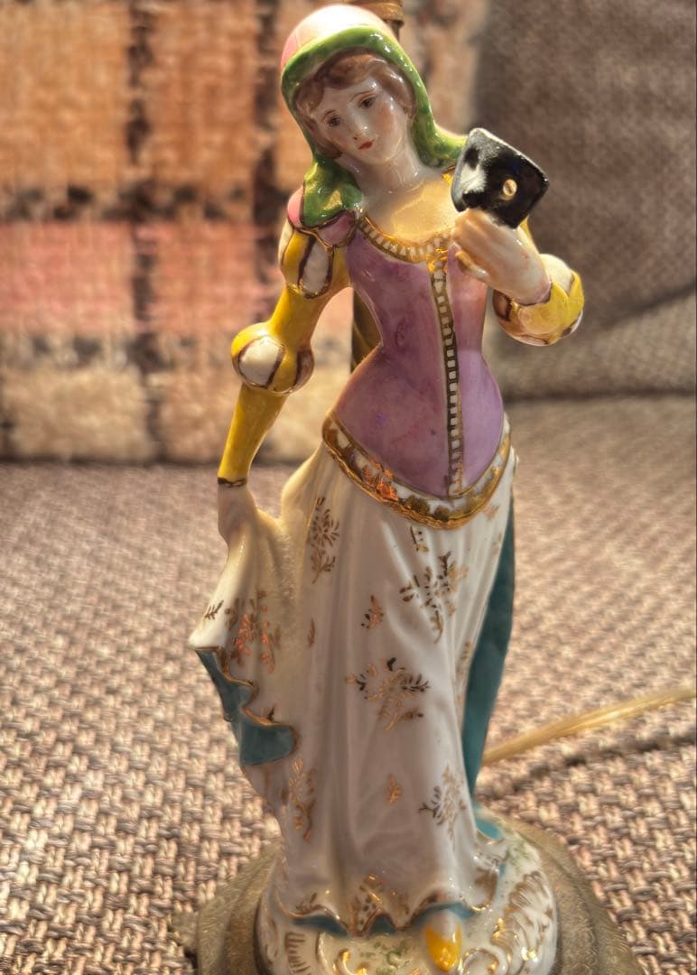 女性像の陶器ランプ　アンティークランプ