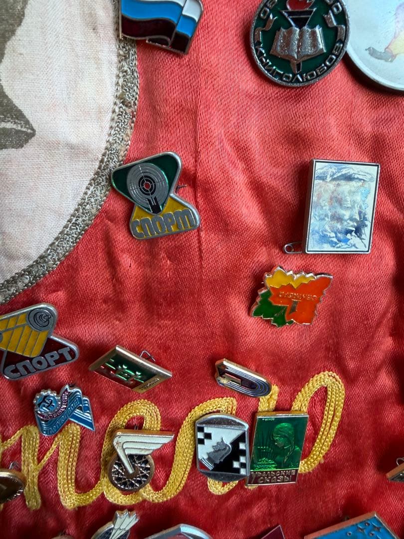 レーニン肖像画付き　バッチ　ロシア　希少品