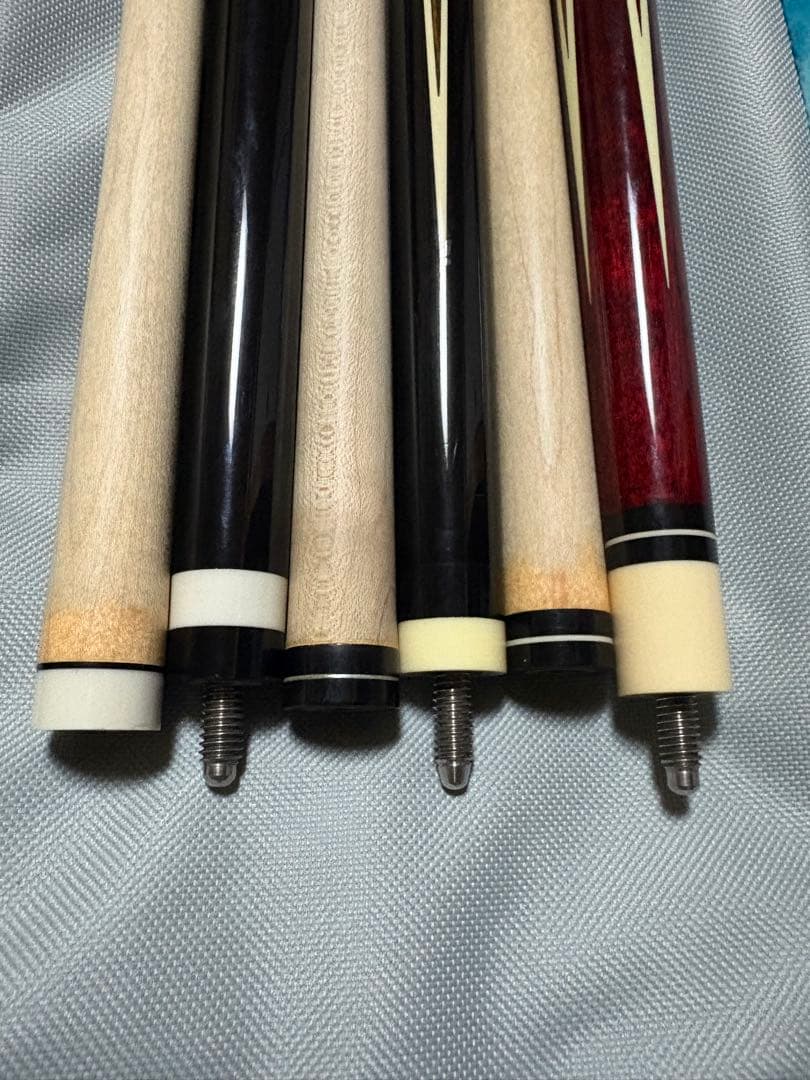 ビリヤードキュー３本 キューケースと付属品 のセット販売です