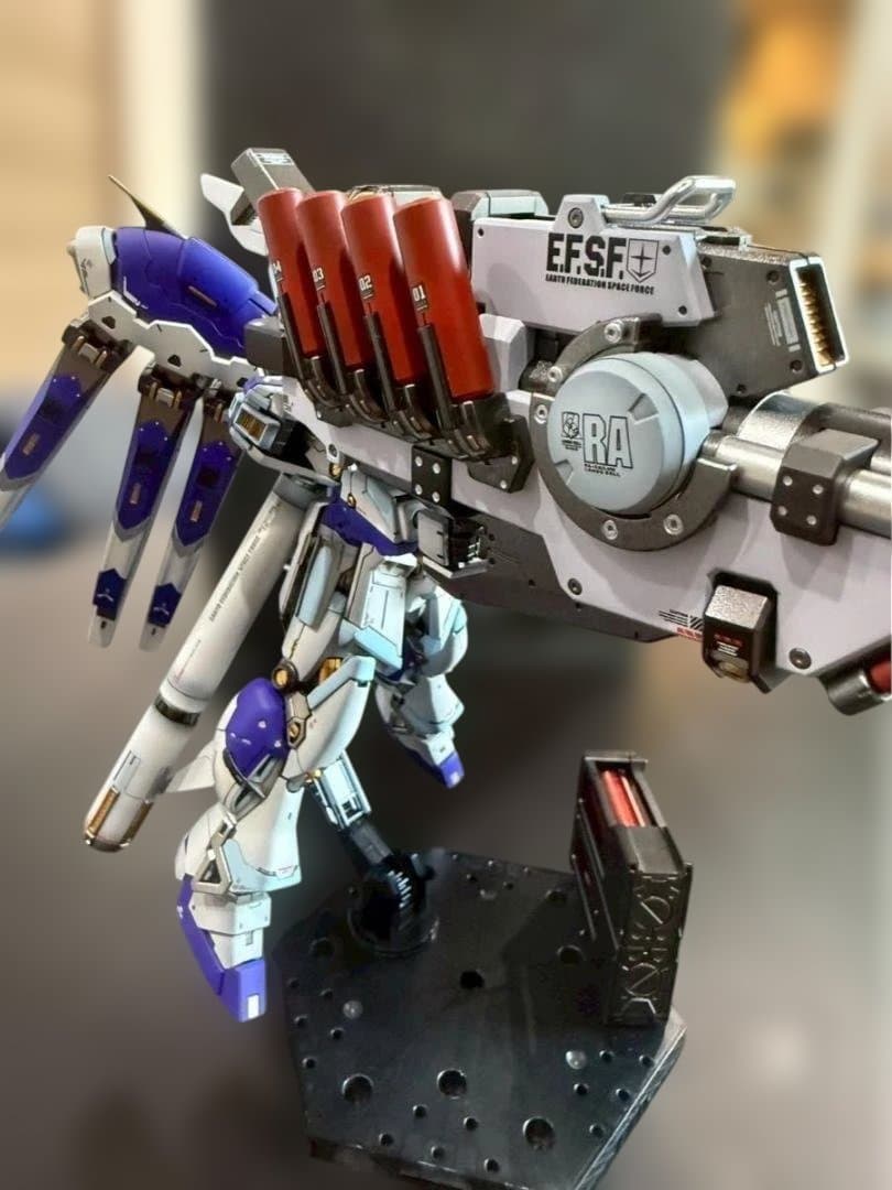 【塗装済】RG Hi-νガンダム＋ハイパー・メガ・バズーカ・ランチャー　完成品