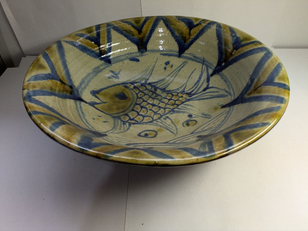 【真作】沖縄壺屋焼、仁王窯、小橋川仁王作、『魚文飾鉢』、銘「仁王」、皿立付、箱無