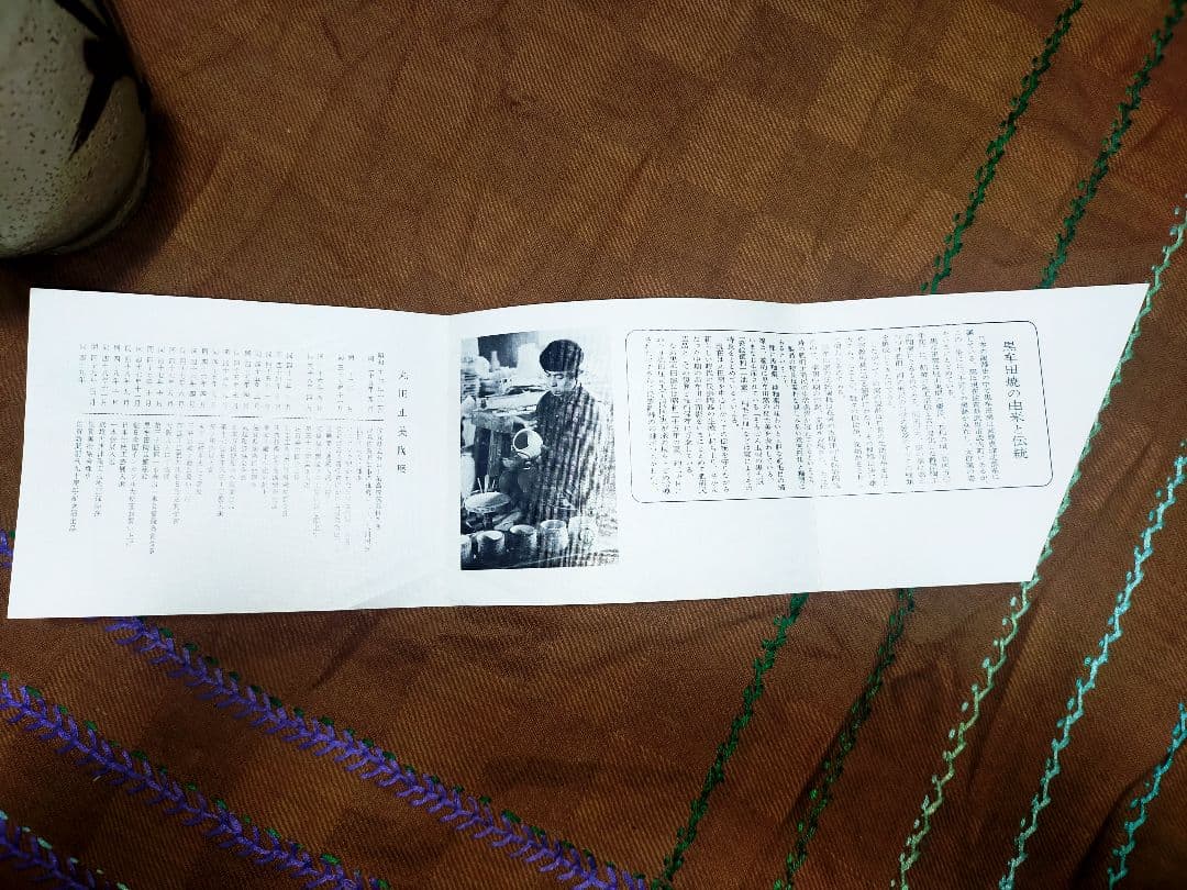 手に持つとしっくり来るという表現がピッタリの写真よりも実物の方が鼠色っぽ鶴首壷