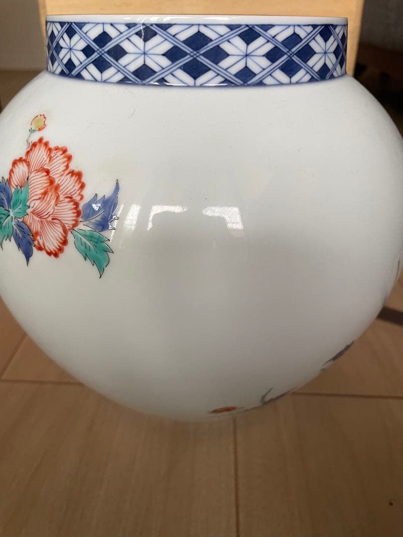 【骨董品】　人間国宝13代目柿右衛門　染錦壺