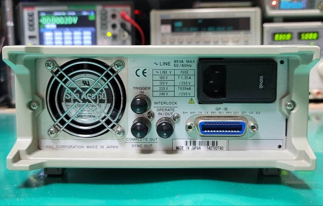 精密直流 電圧/電流発生器 ADVANTEST R6240A 0V-15V 4A